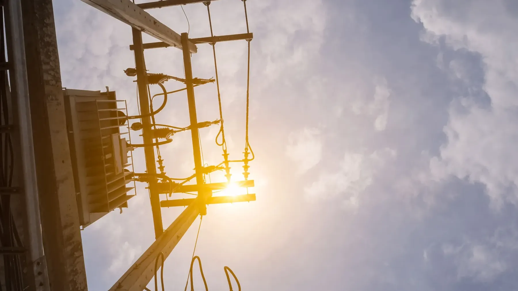 Einfamilienhaus mit Photovoltaikanlage in der Abenddämmerung