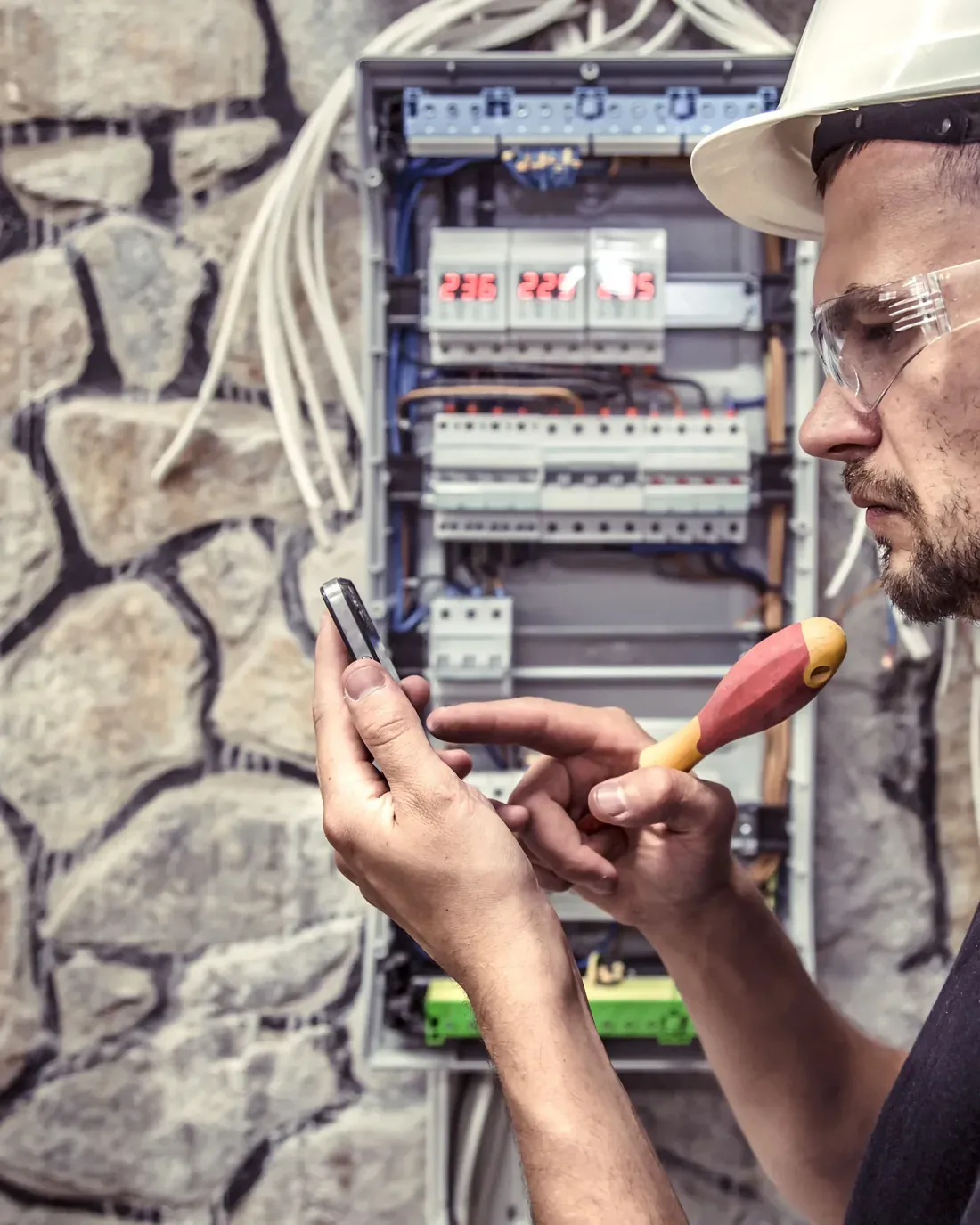 Elektromeister bei der Arbeit am Verteilerschrank