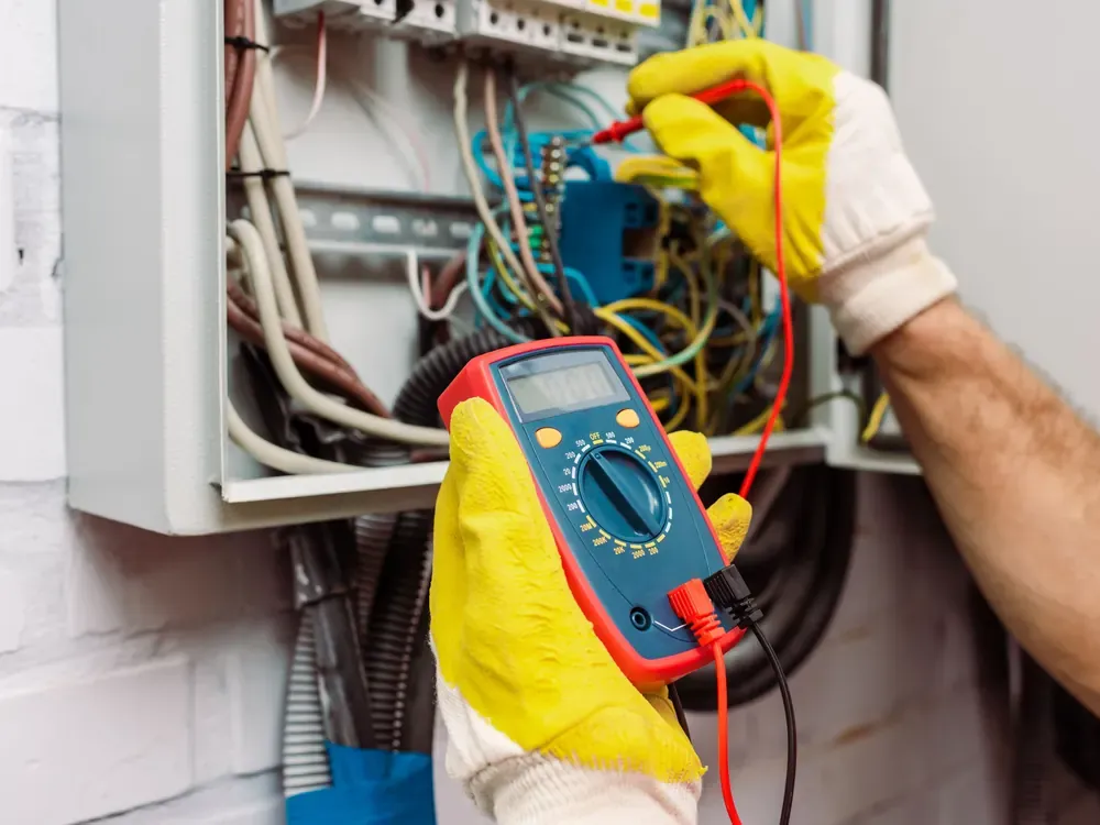 Smart-Home-Bedienpanel an der Wand